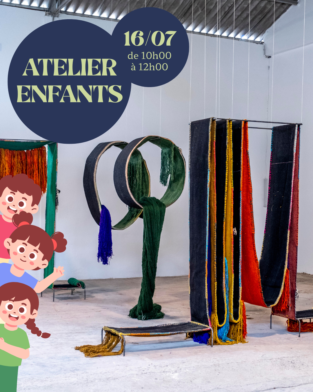Visuel de l'atelier vacances le vernissage des enfants. On y voit 3 enfants dessinés sur le côté, sourires aux lèvres, devant une œuvre de Sara Ouhaddou.