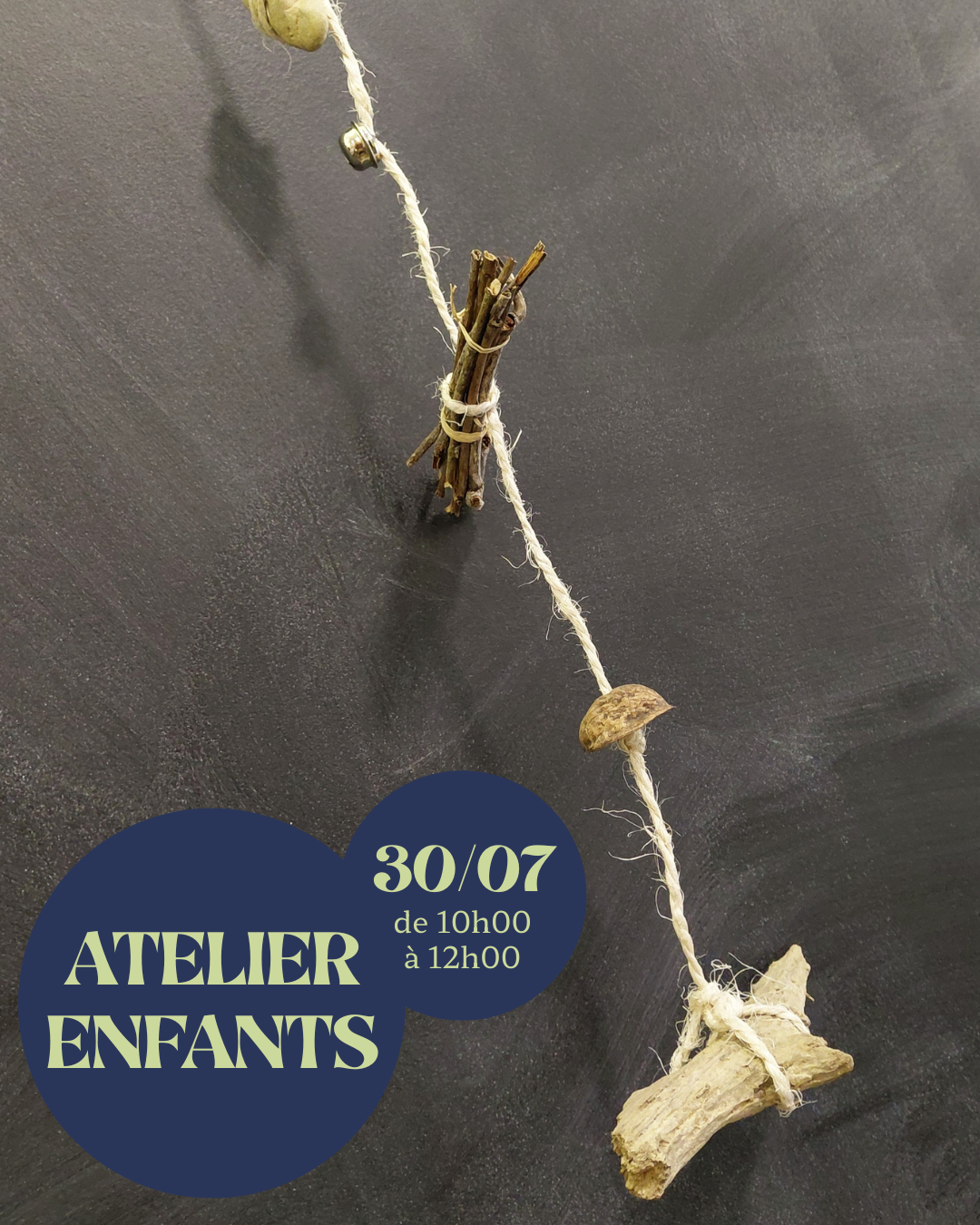 Visuel de l'atelier guirlande magique montrant des petites merveilles de la nature être suspendu à une corde.