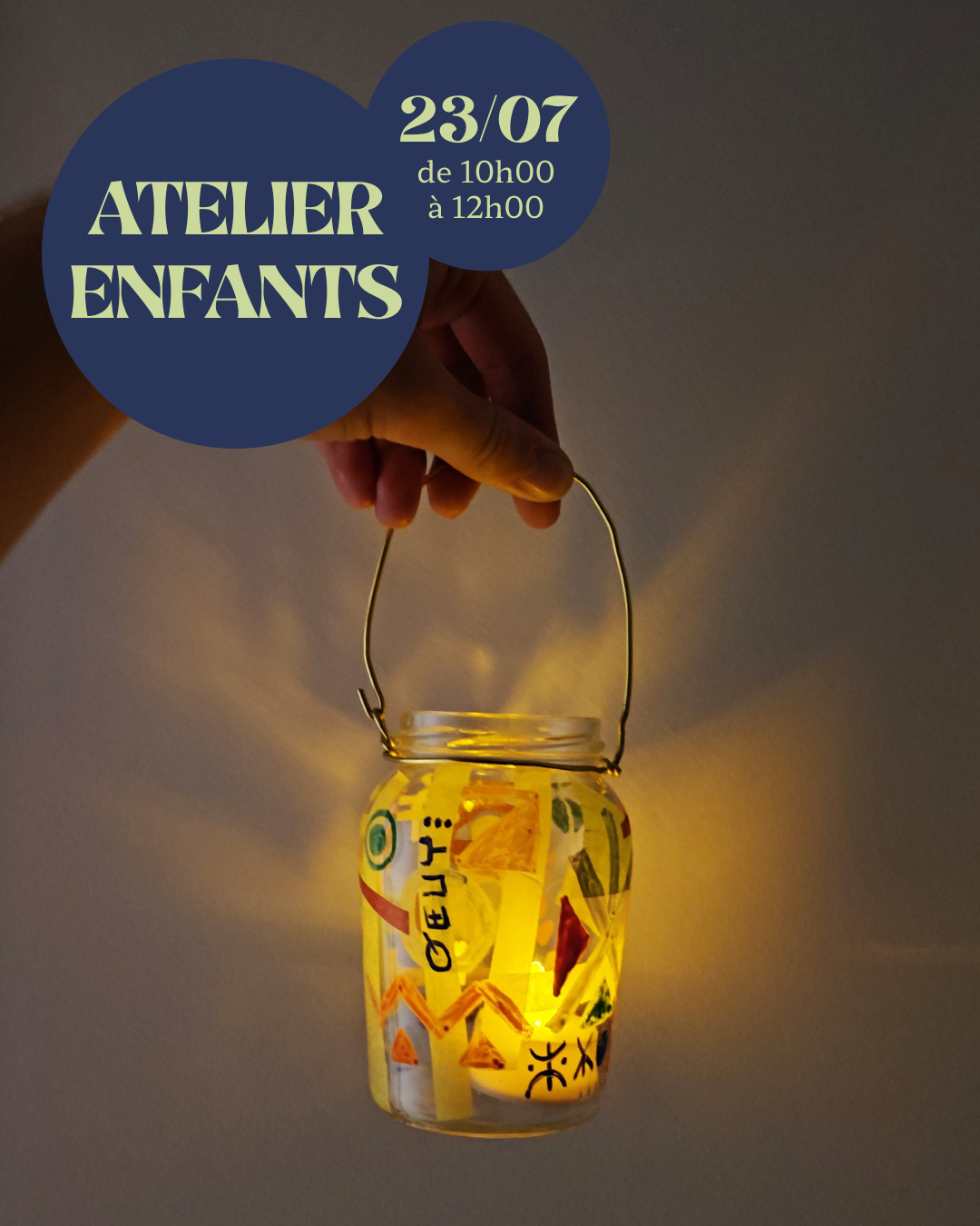 visuel de l'atelier enfant à la lumière du feu... des mots. Le visuel montre une main tenir une lanterne faite artisanalement