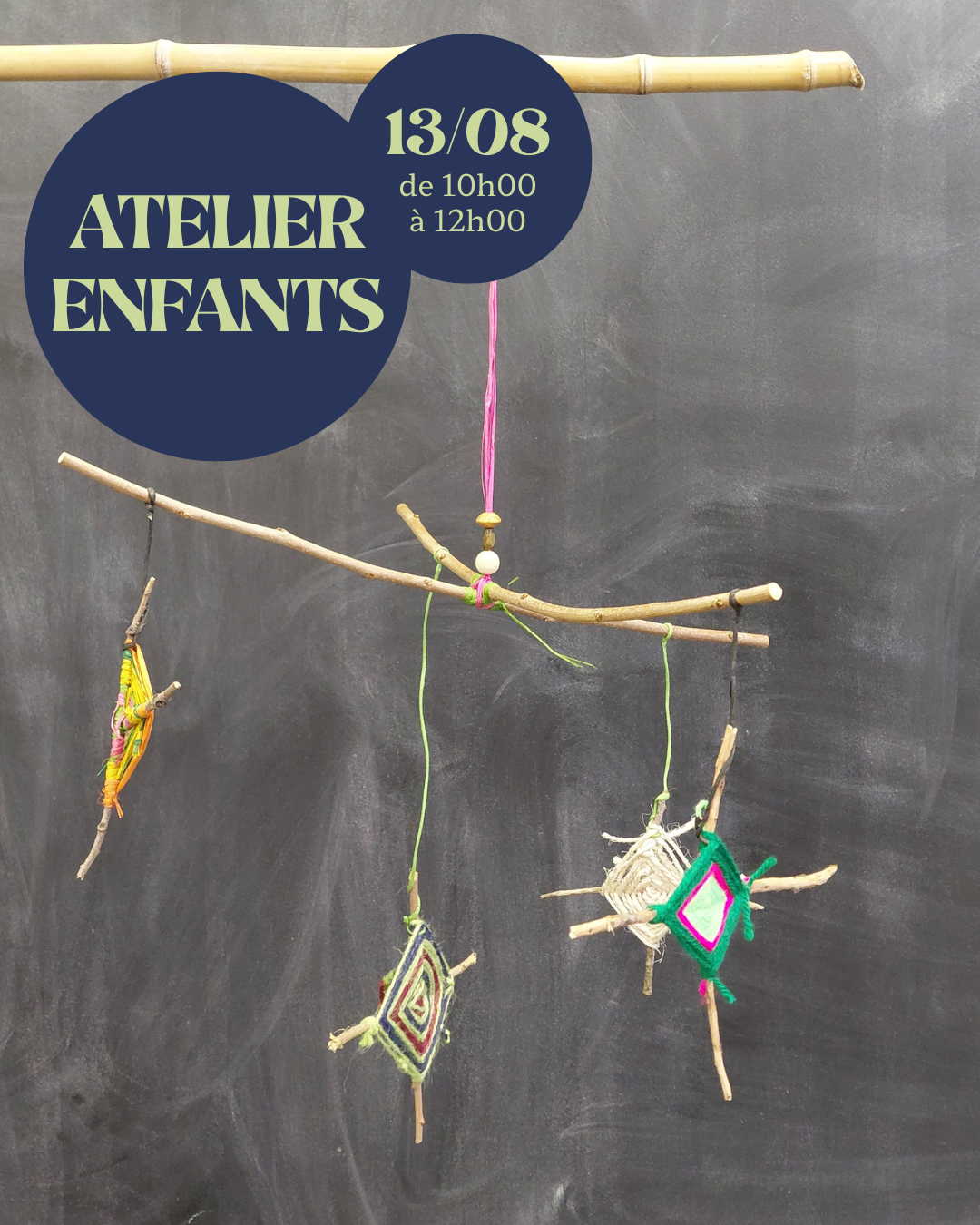 Visuel de l'atelier enfant mobile tissé montrant un mobile auquel sont suspendus des rafias, du fil, de la laine, des végétaux, autour de bouts de bois.