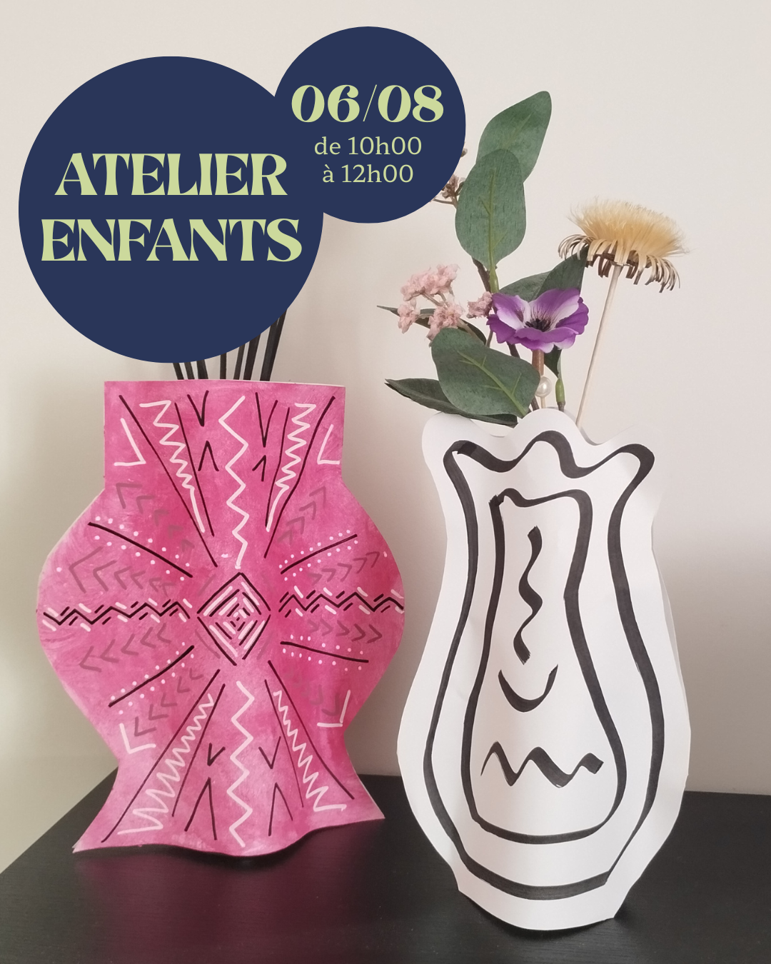 Visuel de l'atelier enfant mon vase trompe l'œil. On peut y voir des vases en papier remplit de fleurs.