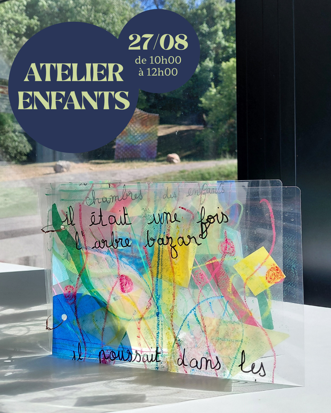 Visuel de l'atelier enfant livre vitrail montrant un livre fait de feuilles transparentes entre lesquelles sont coincées des morceaux de papier colorés et des écritures au posca.